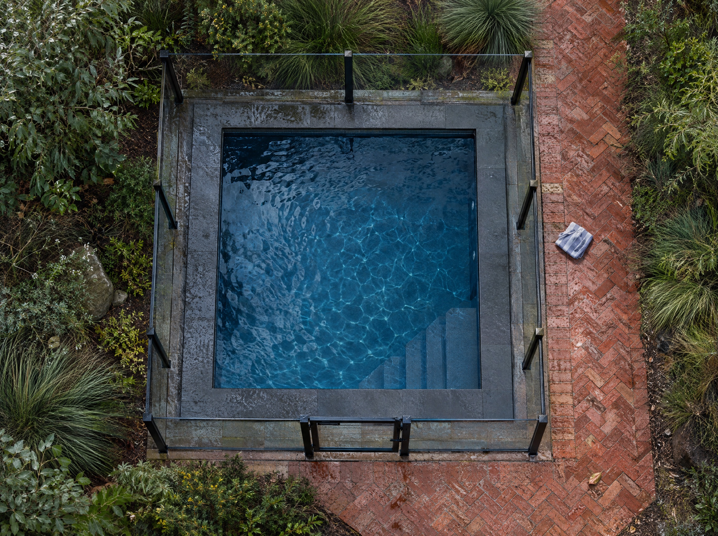 Bird’s-eye view of a compact garden plunge pool